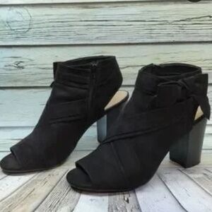 Lauren Conrad bow block heels shoe 7med black zipper on side good condition